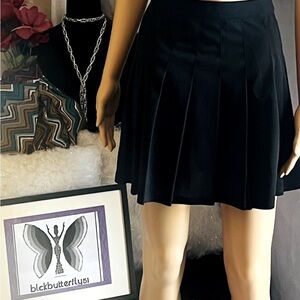 Pleated skirt . Elastic waist 29” stretch 34”. L 16”. 97% poly 3% spandex size L